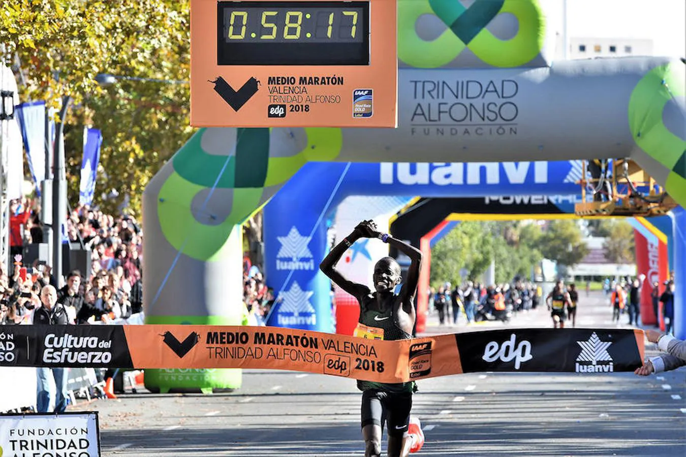 Fotos: Búscate en la llegada a la meta en la Medio Maratón de Valencia