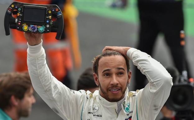 Lewis Hamilton, con el volante de su Mercedes. 