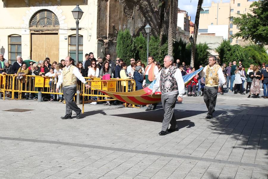 Un año más la Agrupación de Fallas del Marítimo ha rendido su Homenaje a la Real Senyera en las Atarazanas de Valencia este domingo 28 de octubre. El acto ha contado con las 46 comisiones de la Agrupación, así como con las falleras mayores de Valencia 2019, Marina Civera y Sara Larrazábal, quienes fueron las encargadas de izar la Senyera. El mantenedor ha sido Josep García Bosch, vicepresidente de Junta Central Fallera y Coordinador de los Vestidores de la Virgen de los Desamparados. Tras sus palabras y la entrega de recuerdos a los Grupos de Bailes participantes, se cerró el acto con las palabras del Presidente de la Agrupación de Fallas del Marítimo, Pepe Pastor Gimeno y la interpretación del Himno Regional.