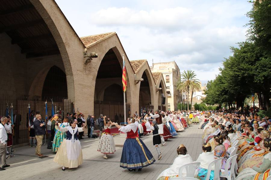 Un año más la Agrupación de Fallas del Marítimo ha rendido su Homenaje a la Real Senyera en las Atarazanas de Valencia este domingo 28 de octubre. El acto ha contado con las 46 comisiones de la Agrupación, así como con las falleras mayores de Valencia 2019, Marina Civera y Sara Larrazábal, quienes fueron las encargadas de izar la Senyera. El mantenedor ha sido Josep García Bosch, vicepresidente de Junta Central Fallera y Coordinador de los Vestidores de la Virgen de los Desamparados. Tras sus palabras y la entrega de recuerdos a los Grupos de Bailes participantes, se cerró el acto con las palabras del Presidente de la Agrupación de Fallas del Marítimo, Pepe Pastor Gimeno y la interpretación del Himno Regional.