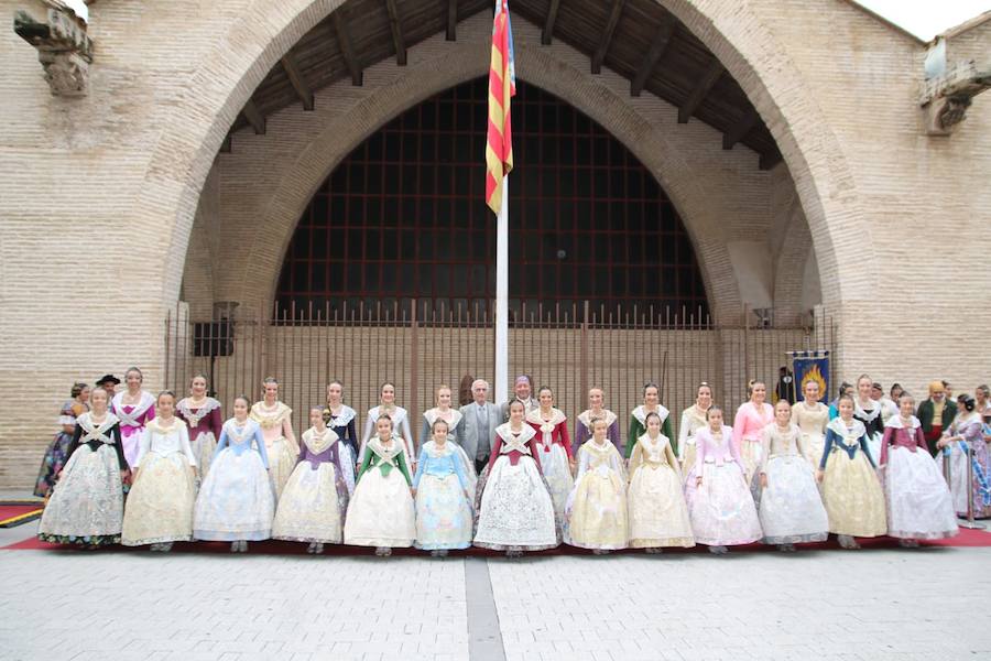 Un año más la Agrupación de Fallas del Marítimo ha rendido su Homenaje a la Real Senyera en las Atarazanas de Valencia este domingo 28 de octubre. El acto ha contado con las 46 comisiones de la Agrupación, así como con las falleras mayores de Valencia 2019, Marina Civera y Sara Larrazábal, quienes fueron las encargadas de izar la Senyera. El mantenedor ha sido Josep García Bosch, vicepresidente de Junta Central Fallera y Coordinador de los Vestidores de la Virgen de los Desamparados. Tras sus palabras y la entrega de recuerdos a los Grupos de Bailes participantes, se cerró el acto con las palabras del Presidente de la Agrupación de Fallas del Marítimo, Pepe Pastor Gimeno y la interpretación del Himno Regional.