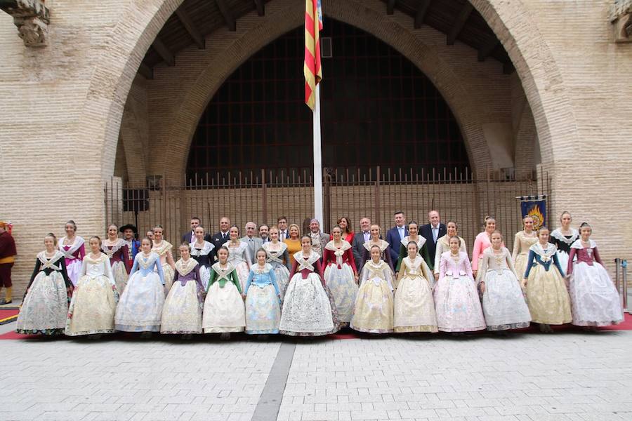 Un año más la Agrupación de Fallas del Marítimo ha rendido su Homenaje a la Real Senyera en las Atarazanas de Valencia este domingo 28 de octubre. El acto ha contado con las 46 comisiones de la Agrupación, así como con las falleras mayores de Valencia 2019, Marina Civera y Sara Larrazábal, quienes fueron las encargadas de izar la Senyera. El mantenedor ha sido Josep García Bosch, vicepresidente de Junta Central Fallera y Coordinador de los Vestidores de la Virgen de los Desamparados. Tras sus palabras y la entrega de recuerdos a los Grupos de Bailes participantes, se cerró el acto con las palabras del Presidente de la Agrupación de Fallas del Marítimo, Pepe Pastor Gimeno y la interpretación del Himno Regional.