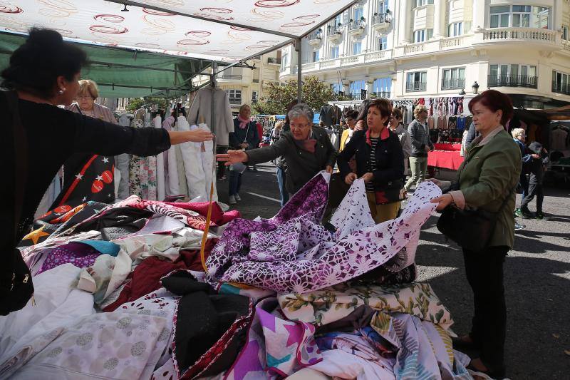 Un centenar de puestos de venta ambulante ofrecen ropa, bisutería y hasta utensilios de cocina en la fiesta de los mercados extraordinarios de Valencia, que se ha celebrado este domingo 28 de octubre