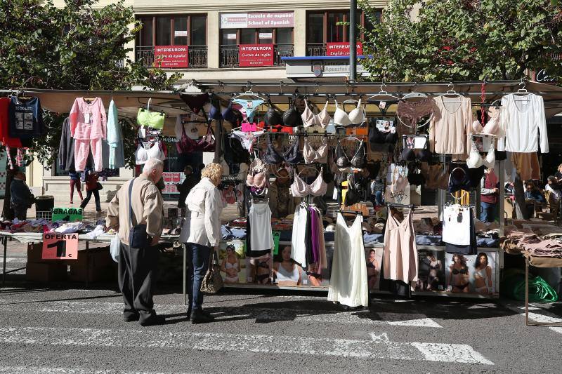 Un centenar de puestos de venta ambulante ofrecen ropa, bisutería y hasta utensilios de cocina en la fiesta de los mercados extraordinarios de Valencia, que se ha celebrado este domingo 28 de octubre