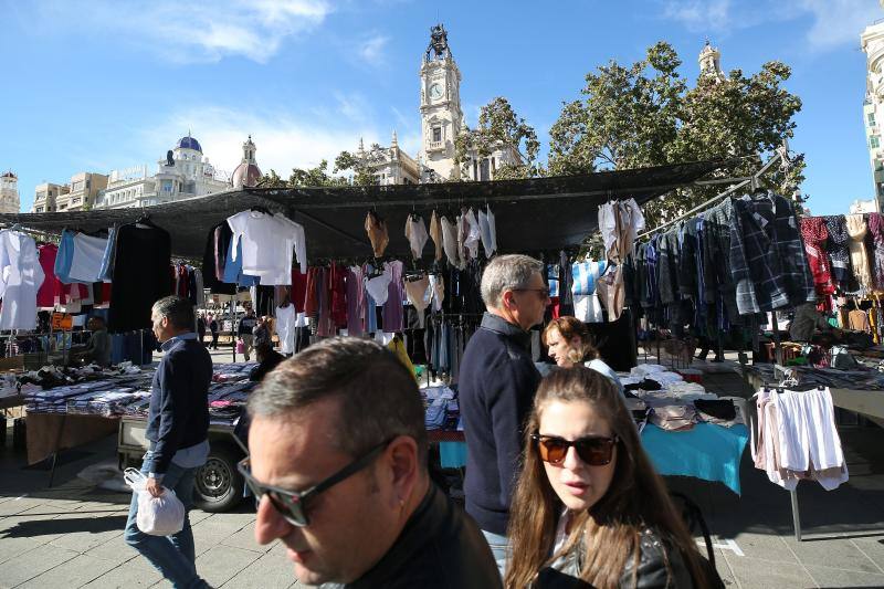 Un centenar de puestos de venta ambulante ofrecen ropa, bisutería y hasta utensilios de cocina en la fiesta de los mercados extraordinarios de Valencia, que se ha celebrado este domingo 28 de octubre