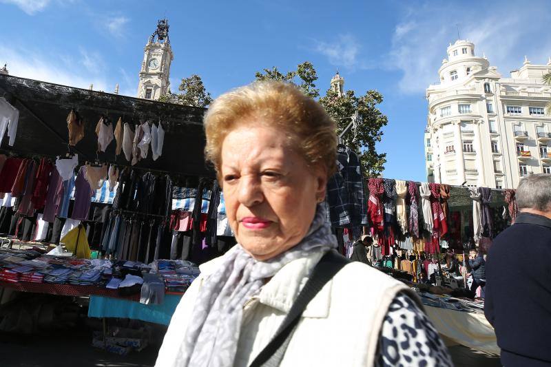 Un centenar de puestos de venta ambulante ofrecen ropa, bisutería y hasta utensilios de cocina en la fiesta de los mercados extraordinarios de Valencia, que se ha celebrado este domingo 28 de octubre