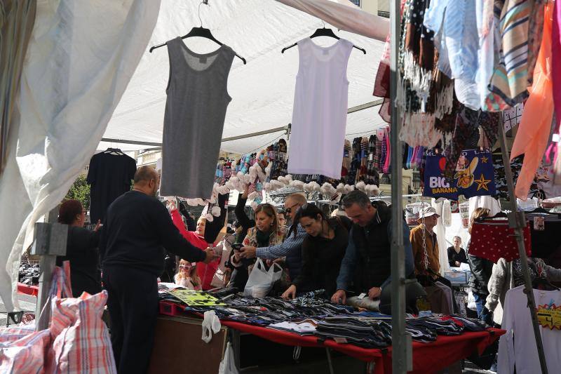 Un centenar de puestos de venta ambulante ofrecen ropa, bisutería y hasta utensilios de cocina en la fiesta de los mercados extraordinarios de Valencia, que se ha celebrado este domingo 28 de octubre