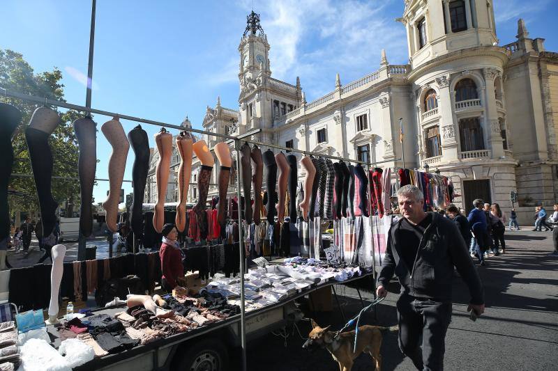 Un centenar de puestos de venta ambulante ofrecen ropa, bisutería y hasta utensilios de cocina en la fiesta de los mercados extraordinarios de Valencia, que se ha celebrado este domingo 28 de octubre