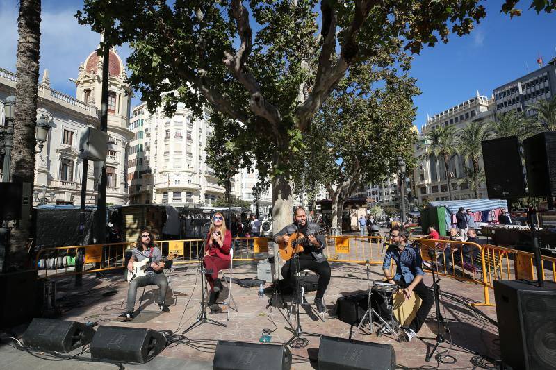 Un centenar de puestos de venta ambulante ofrecen ropa, bisutería y hasta utensilios de cocina en la fiesta de los mercados extraordinarios de Valencia, que se ha celebrado este domingo 28 de octubre