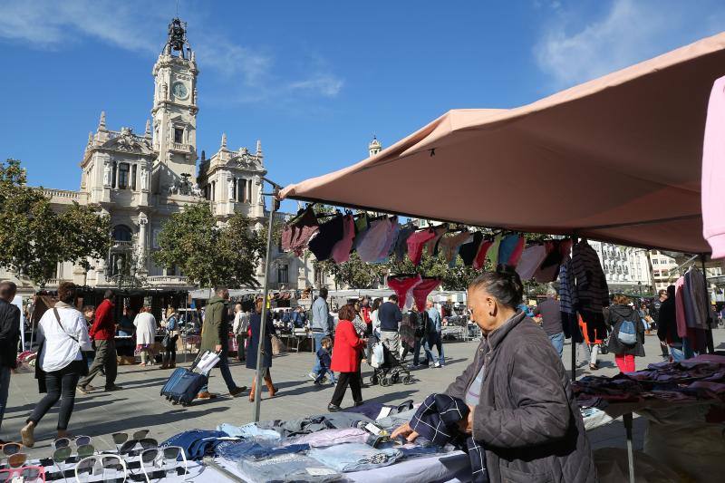 Un centenar de puestos de venta ambulante ofrecen ropa, bisutería y hasta utensilios de cocina en la fiesta de los mercados extraordinarios de Valencia, que se ha celebrado este domingo 28 de octubre