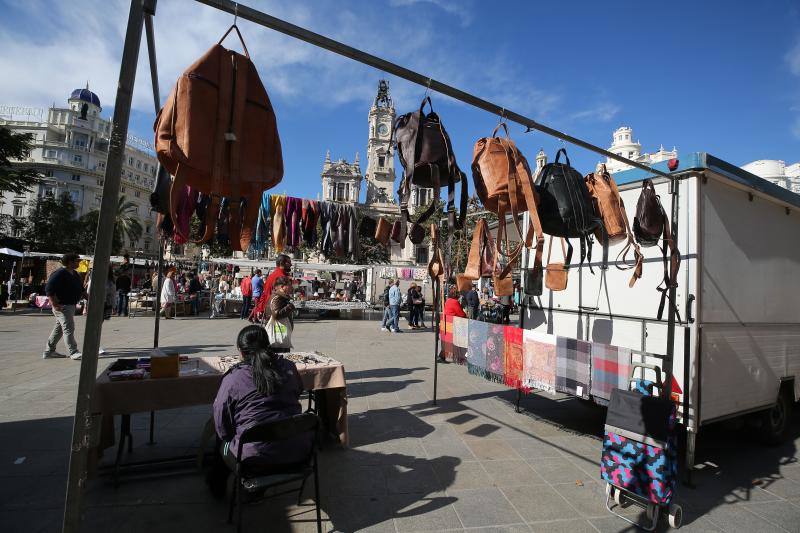 Un centenar de puestos de venta ambulante ofrecen ropa, bisutería y hasta utensilios de cocina en la fiesta de los mercados extraordinarios de Valencia, que se ha celebrado este domingo 28 de octubre