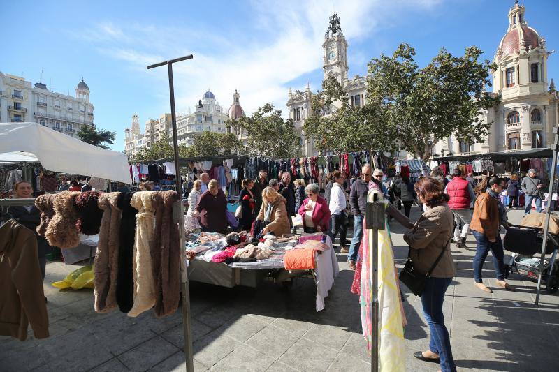 Un centenar de puestos de venta ambulante ofrecen ropa, bisutería y hasta utensilios de cocina en la fiesta de los mercados extraordinarios de Valencia, que se ha celebrado este domingo 28 de octubre