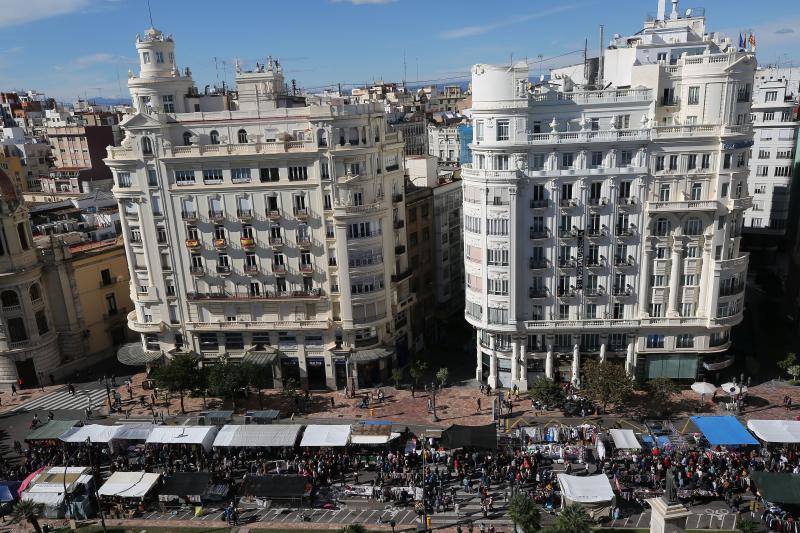 Un centenar de puestos de venta ambulante ofrecen ropa, bisutería y hasta utensilios de cocina en la fiesta de los mercados extraordinarios de Valencia, que se ha celebrado este domingo 28 de octubre