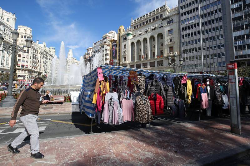 Un centenar de puestos de venta ambulante ofrecen ropa, bisutería y hasta utensilios de cocina en la fiesta de los mercados extraordinarios de Valencia, que se ha celebrado este domingo 28 de octubre