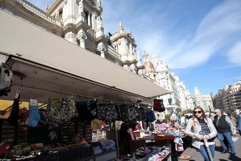 Un centenar de puestos de venta ambulante ofrecen ropa, bisutería y hasta utensilios de cocina en la fiesta de los mercados extraordinarios de Valencia, que se ha celebrado este domingo 28 de octubre