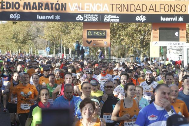 Miles de atletas llenaron las calles de Valencia. 