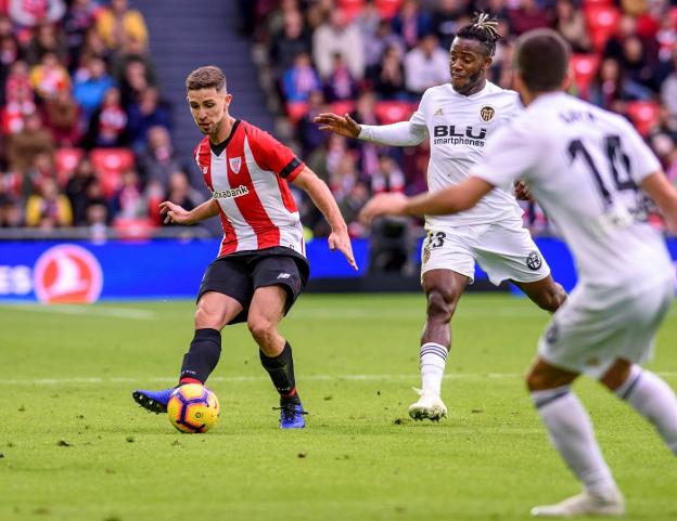 Batshuayi presiona a Yeray con Gayà intentado adivinar la trayectoria del pase. 