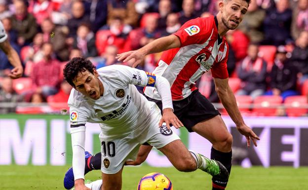 Parejo, en una acción con Yerai, en el Athletic-Valencia.