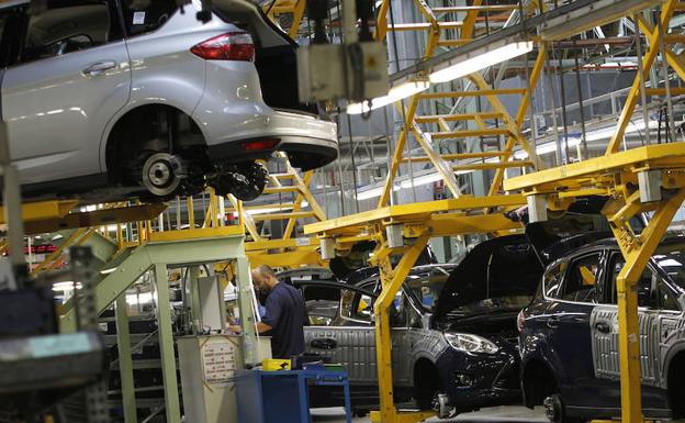 Un trabajador en la planta de Ford en Almussafes 