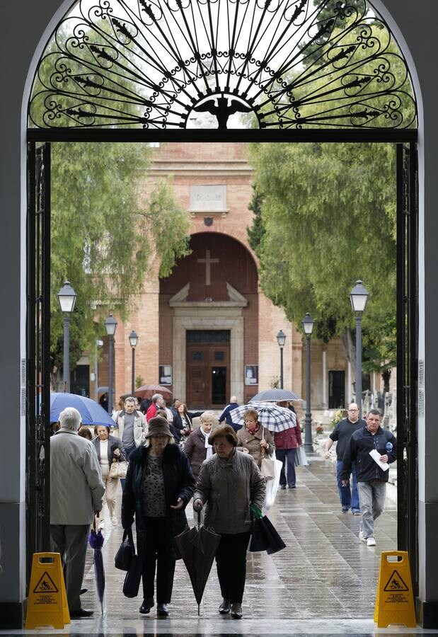 Fotos: La lluvia en Valencia no frena las visitas a los cementerios