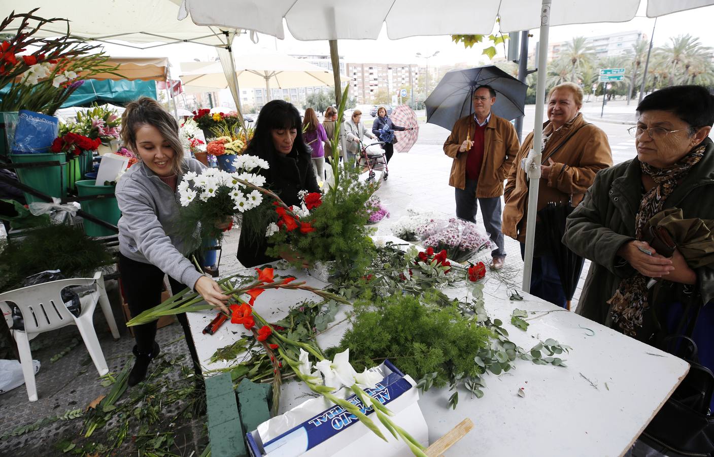 Fotos: La lluvia en Valencia no frena las visitas a los cementerios