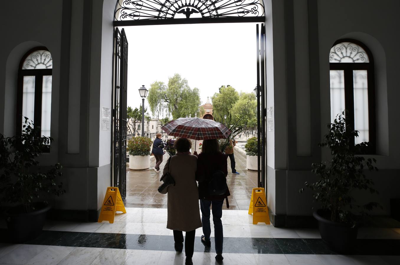 Fotos: La lluvia en Valencia no frena las visitas a los cementerios