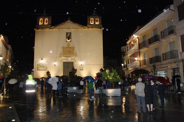 La lluvia hizo acto de presencia en la reapertura. 