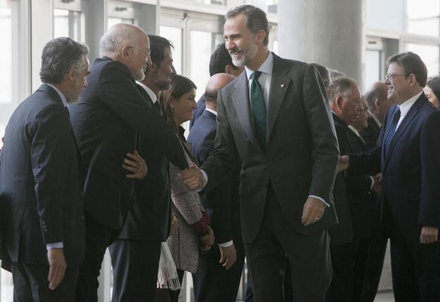 El presidente de Mercadona, Juan Roig, estrechando la mano del Rey Don Felipe, ayer en Valencia. 