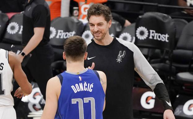 Pau Gasol saluda a Luka Doncic. 