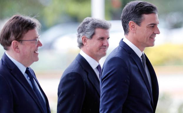 El presidente del Gobierno, Pedro Sánchez (d) y el presidente de la Generalitat, Ximo Puig (i) a su llegada al Palacio de Congresos de Valencia.