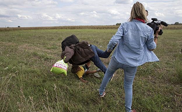 La reportera húngara Petra László, zancadilleando en 2015 a un refugiado sirio.