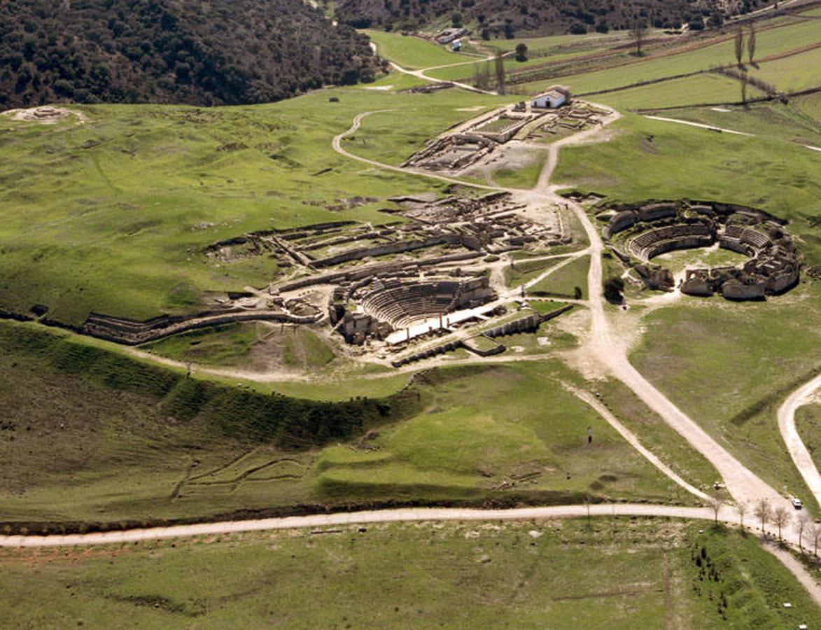 Segóbriga (Cuenca): este pueblo es una auténtica reliquia arqueológica, pues es una de las ciudades romanas mejor conservadas que permiten acercar esta cultura a la época actual. Algunas de las muestras de esta Roma en la Meseta son visitables como el acueducto, la muralla, la basílica, el foro, las termas monumentales y la acrópolis, entre otras. 