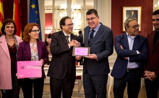 El conseller de Hacienda, Vicent Soler, (3i) entrega al presidente de Les Corts, Enric Morera (3d), el proyecto de Presupuestos de la Generalitat de 2019