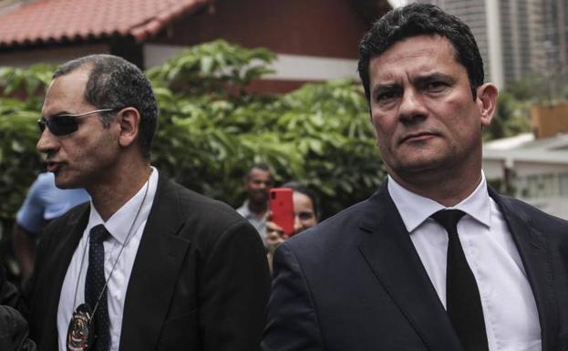 El juez Sergio Moro (derecha).