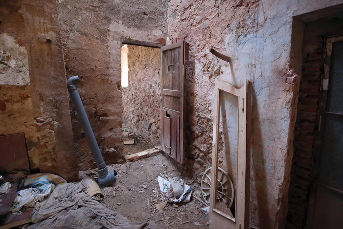 El abandono y olvido protagonizan más de un rincón de la Comunitat Valenciana. Algunos de los puntos donde más se visibiliza la incuria y sus lamentables efectos son las casas, fincas y otra serie de recintos residenciales, en los que a veces incluso quedan trazos de la vida que un día albergaron. Un zapato, una silla, cristales rotos o botellas vacías: crónica trizada que, a ojos observadores, refleja quién vivía ahí y cómo. Aunque no en todos los casos, ni mucho menos. Este es uno de ellos. Su interior no deja más pistas sobre su pasado de las que saben los vecinos de la localidad: ninguna. Poco se conoce sobre esta masía abandonada en las inmediaciones de Segorbe (Castellón) en un estado de abandono del que -sorprendentemente- ni siquiera las leyendas urbanas se han hecho eco. Un desconocimiento evidente del que solo se libra la fecha de su compra: los rumores apuntan a que fue en el año 1743, pero se ignora el resto de su historia hasta día de hoy. Unas ruinas donde el anonimato, paradójicamente, torna el misterio más en curiosidad que en terror.
