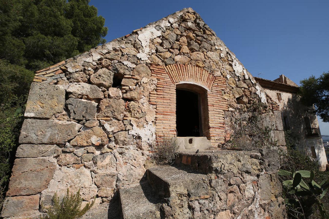 El abandono y olvido protagonizan más de un rincón de la Comunitat Valenciana. Algunos de los puntos donde más se visibiliza la incuria y sus lamentables efectos son las casas, fincas y otra serie de recintos residenciales, en los que a veces incluso quedan trazos de la vida que un día albergaron. Un zapato, una silla, cristales rotos o botellas vacías: crónica trizada que, a ojos observadores, refleja quién vivía ahí y cómo. Aunque no en todos los casos, ni mucho menos. Este es uno de ellos. Su interior no deja más pistas sobre su pasado de las que saben los vecinos de la localidad: ninguna. Poco se conoce sobre esta masía abandonada en las inmediaciones de Segorbe (Castellón) en un estado de abandono del que -sorprendentemente- ni siquiera las leyendas urbanas se han hecho eco. Un desconocimiento evidente del que solo se libra la fecha de su compra: los rumores apuntan a que fue en el año 1743, pero se ignora el resto de su historia hasta día de hoy. Unas ruinas donde el anonimato, paradójicamente, torna el misterio más en curiosidad que en terror.