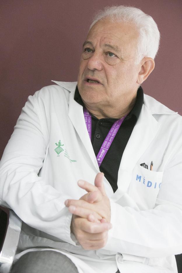 El doctor Enrique Ortega, durante la entrevista. 