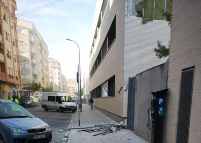 Imagen secundaria 1 - Un muro de la Escuela de Idiomas de Gandia deja un boquete de más de 10 metros