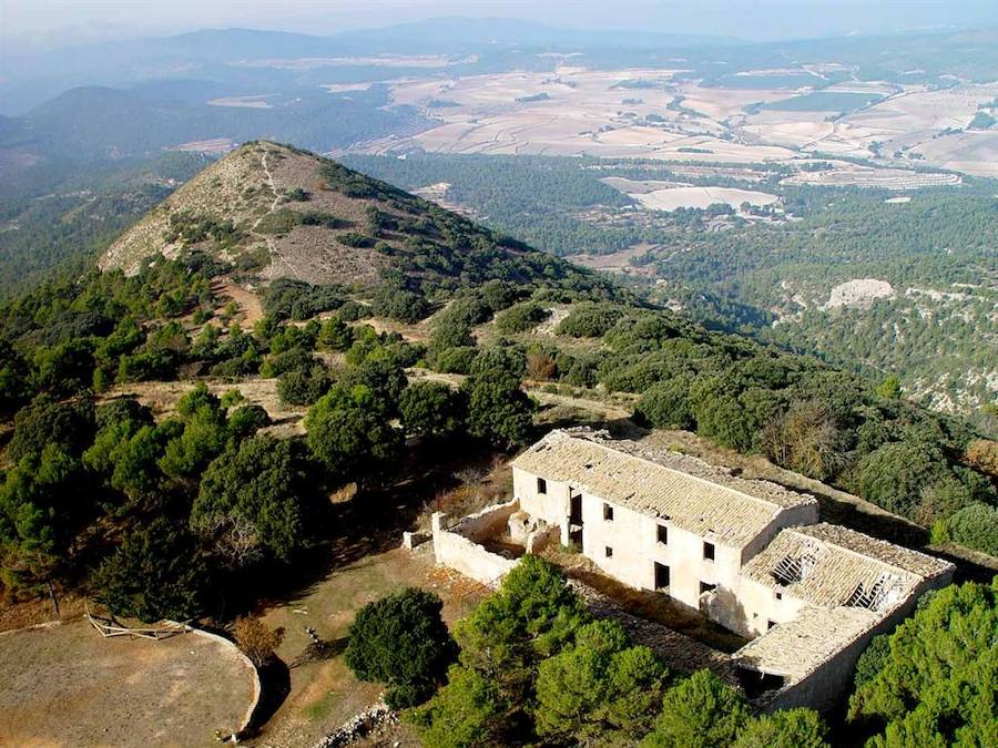 Parque de la Font Roja: Se encuentra en la comarca de la Hoya de Alcoy, se trata de uno de los espacios naturales mejor conservados del territorio valenciano.