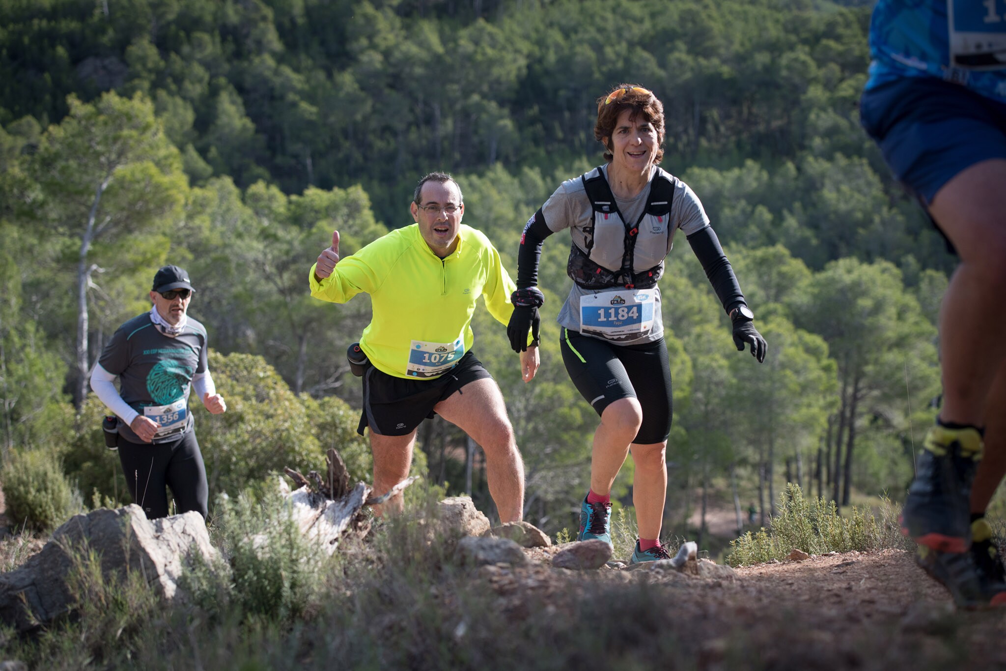 Cientos de corredores y corredoras participan en las carreras de montaña (15K, 30K y 55K) que tienen lugar este fin de semana en Montanejos (Castellón).