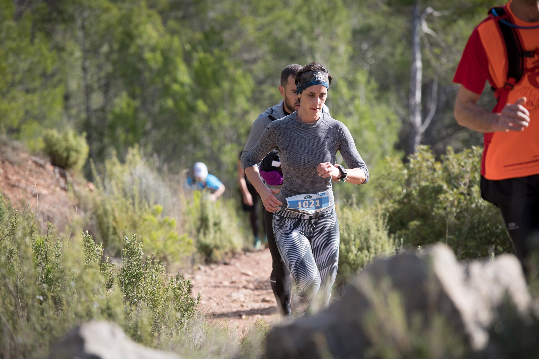 Cientos de corredores y corredoras participan en las carreras de montaña (15K, 30K y 55K) que tienen lugar este fin de semana en Montanejos (Castellón).