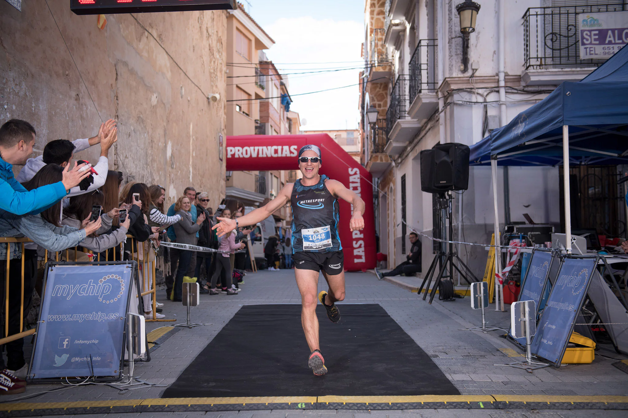 Cientos de corredores y corredoras participan en las carreras de montaña (15K, 30K y 55K) que tienen lugar este fin de semana en Montanejos (Castellón).