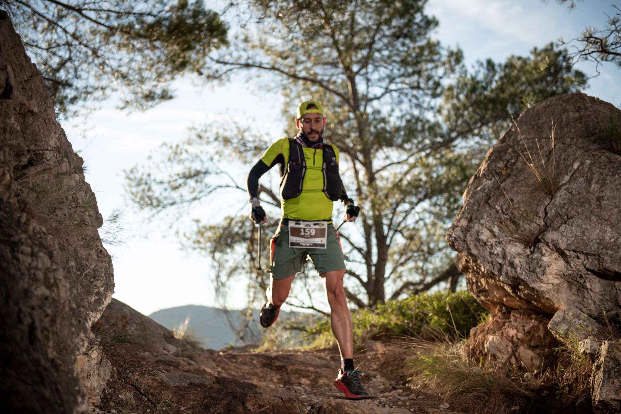 Cientos de corredores y corredoras participan en las carreras de montaña (15K, 30K y 55K) que tienen lugar este fin de semana en Montanejos (Castellón).