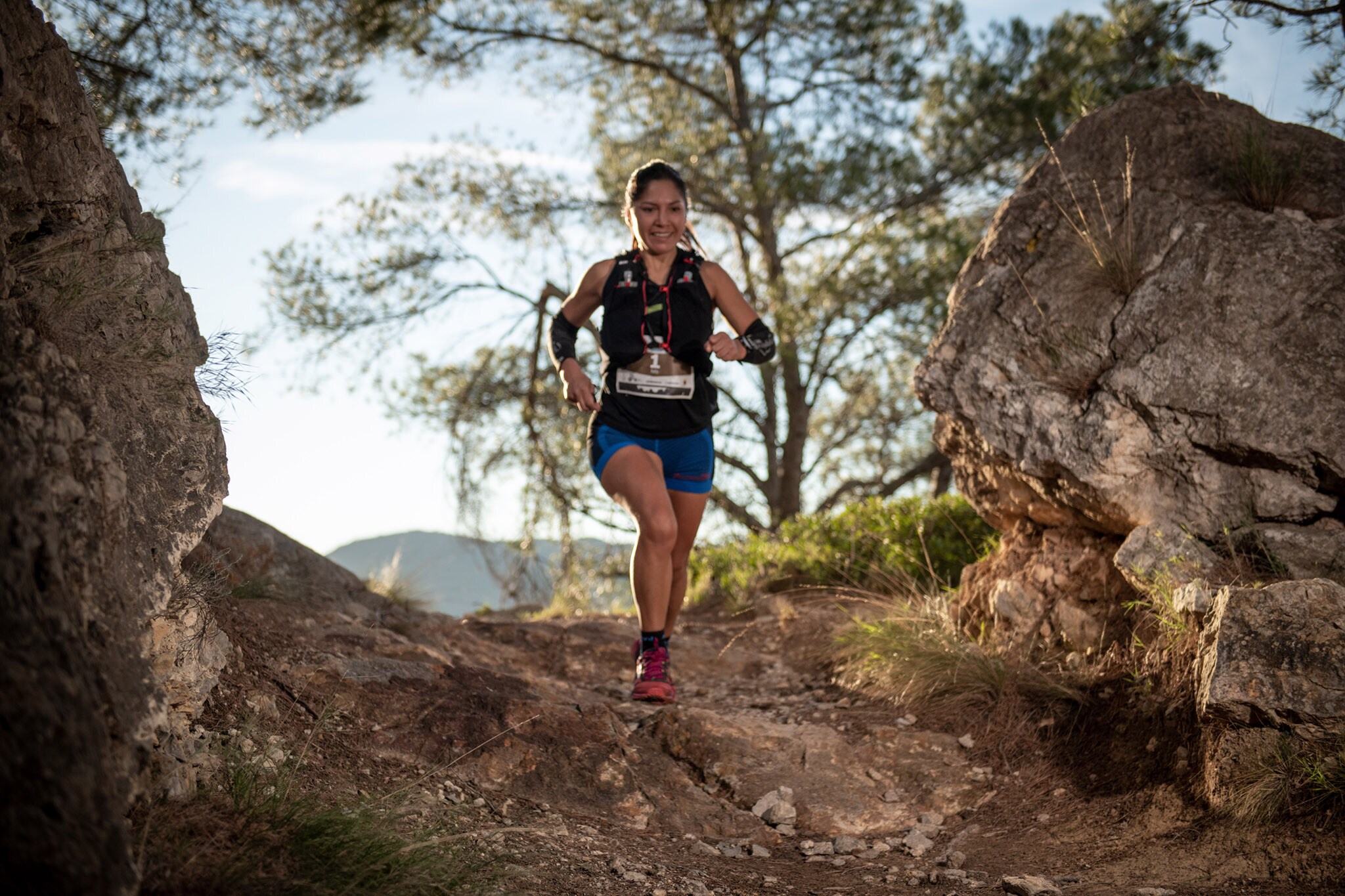 Cientos de corredores y corredoras participan en las carreras de montaña (15K, 30K y 55K) que tienen lugar este fin de semana en Montanejos (Castellón).