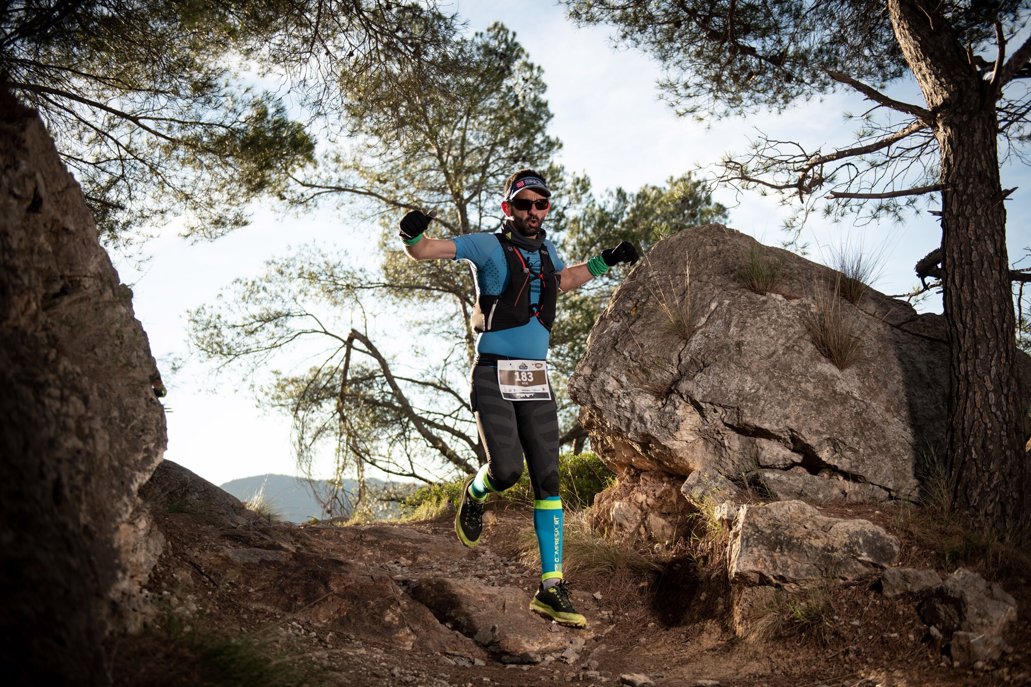 Cientos de corredores y corredoras participan en las carreras de montaña (15K, 30K y 55K) que tienen lugar este fin de semana en Montanejos (Castellón).