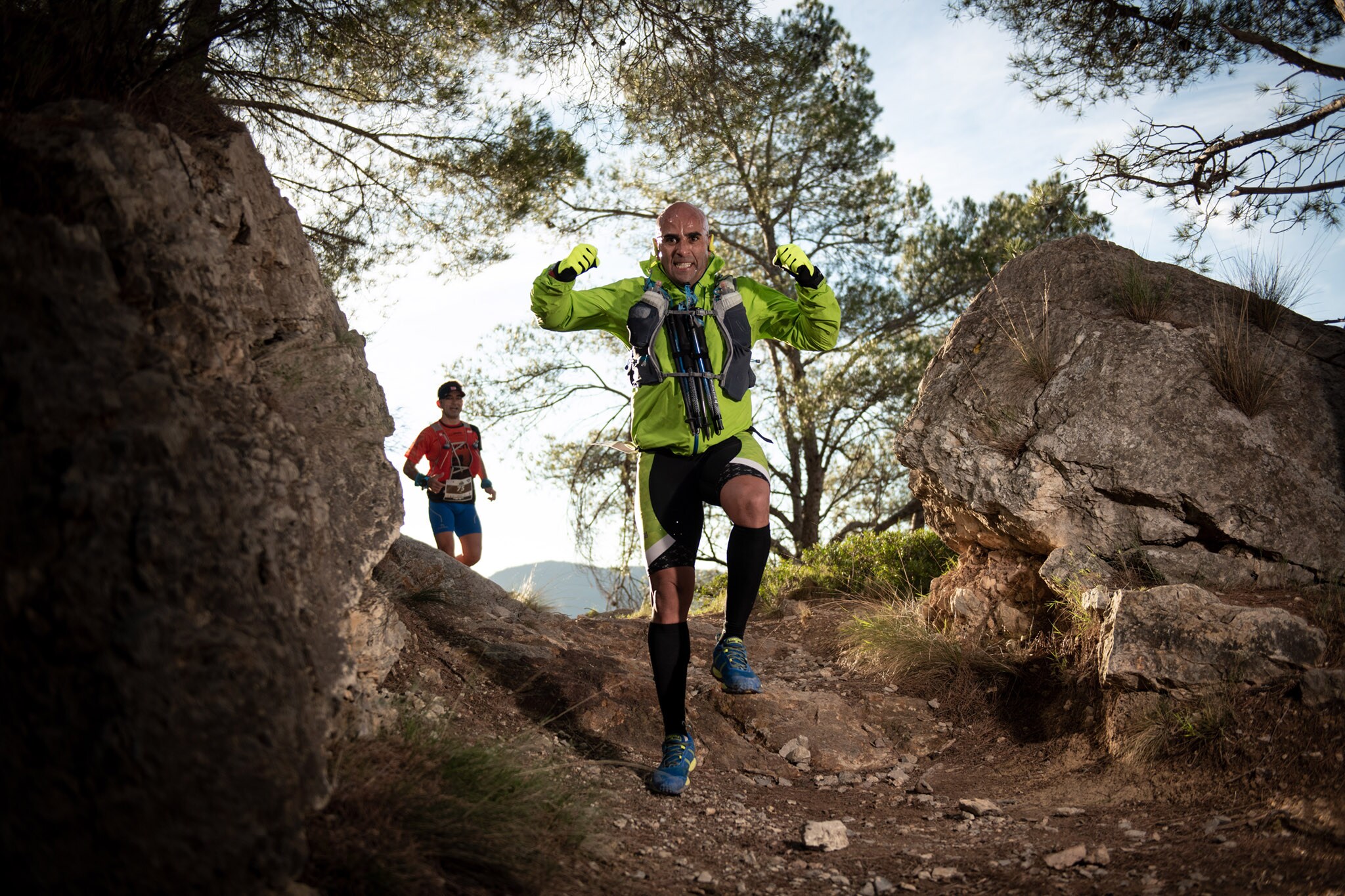 Cientos de corredores y corredoras participan en las carreras de montaña (15K, 30K y 55K) que tienen lugar este fin de semana en Montanejos (Castellón).