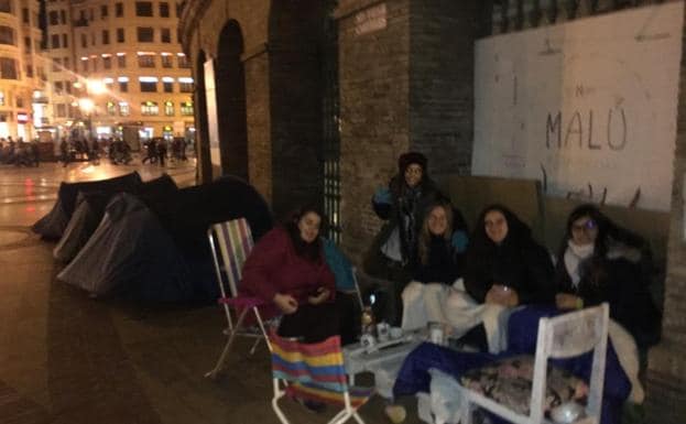 Las primeras jóvenes acampan en la plaza de toros de Valencia para ver a Malú.