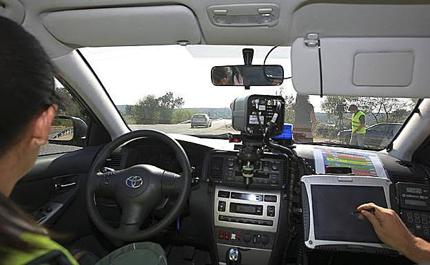 Control de velocidad de la Agrupación de Tráfico de la Guardia Civil.