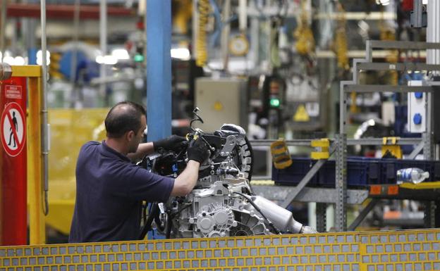 Un trabajador, en la planta de motores de Ford. 