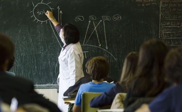 Profesor en un aula durante una clase.